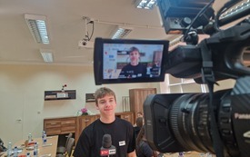 Uczestnik nagrywający reportaż przed kamerą