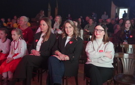 Od lewej Justyna Januszewska księgowa M-GOK, Elżbieta Okoń Dyrektor M-GOK, Magdalena Pisarska wicedyrektor Zespołu Szk&oacute;ł w Osieku. 