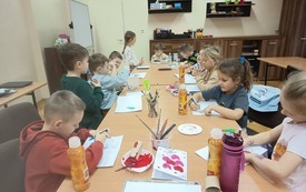 Uczestnicy zajęć tw&oacute;rczych w M-GOK wykonujący walentynkowe girlandy.