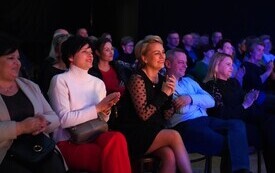 Sekretarz Gminy Osiek Dorota Warchałowska oraz Burmistrz Miasta i Gminy Osiek Magdalena Marynowska podczas kabaretu Konkubenci. 