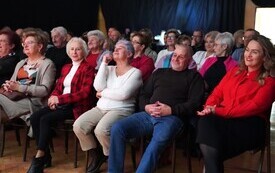 Zgromadzona widownia oglądająca kabaret konkubenci. 
