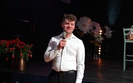Mateusz Ptak Radny Rady Miejskiej w Osieku składający życzenia kobietom z okazji dnia kobiet. 