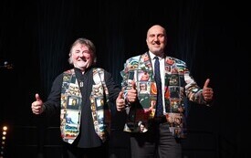 Od lewej: artysta Mariusz Kalaga, wicemarszałek wojew&oacute;dztwa świętokrzyskiego Grzegorz Socha. 