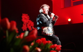 Mariusz Kalaga na scenie podczas koncertu z okazji Dnia Kobiet. 