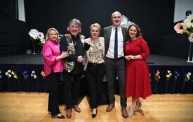 Od lewej zastępca Burmistrza Joanna Walczak, artysta Mariusz Kalaga, burmistrz Magdalena Marynowska, wicemarszałek Grzegorz Socha, Dyrektor M-GOk Elżbieta Okoń. 