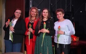 Kobiety z Kwiatami otrzymanymi z okazji Dnia Kobiet. 