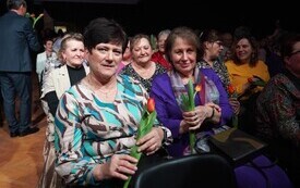 Mieszkanki Gminy Osiek z kwiatami wręczonymi podczas Dnia Kobiet w Osieku. 