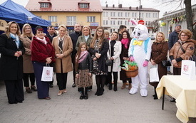 Przedstawiciele Szkoły Podstawowej w Ossali odbierający nagrodę za 3 miejsce w konkursie na tradycyjną palmę wielkanocną. 