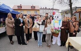 Osoby wyr&oacute;żnione w konkursie na tradycyjną palmę wielkanocną. 