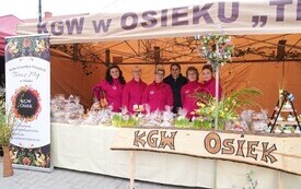 Stoisko KGW Osiek podczas jarmarku wielkanocnego w Osieku. 