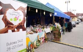 Stoisko Fundacji Wystarczy Chcieć Podczas Jarmarku Wielkanocnego w Osieku. 