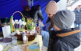 Dzieci biorące udział w warsztatach malowania jajek wielkanocnych podczas śniadania wielkanocnego. 