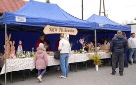 Stoisko KGW Pliskowola podczas Śniadania wielkanocnego w Osieku. 