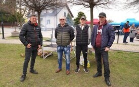 Pracownicy referatu komunalnego z Urzędu Miasta i Gminy Osiek podczas Śniadania Wielkanocnego w Osieku. 