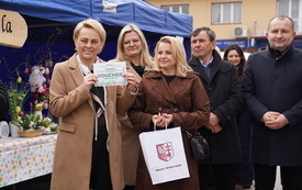Burmistrz Miasta i Gminy Osiek Magdalena Marynowska wraz z zastępcą Joanną Walczak wręczające vouchery dla wygranych miejsc w konkursie.