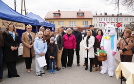 Przedstawiciele Szkoły Pliskowoli w Szwagrowie odbierający nagrodę za 2 miejsca w konkursie na tradycyjną palmę wielkanocną. 