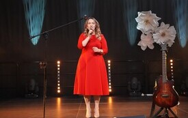 Elżbieta Okoń dyrektor M-GOK w Osieku zapowiadająca koncert Mariusza Kalagi. 