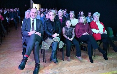 Widownia wśr&oacute;d niej miedzy innymi Wicemarszałek woj. świętokrzyskiego Grzegorz Socha wraz z Burmistrz Miasta i Gminy Osiek Magdaleną Marunowską. 