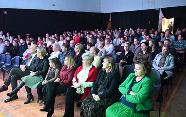 Widownia podczas spektaklu "Cztery Pory Tradycji" w M-GOK w Osieku.      
