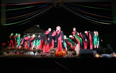 Grupa taneczna z M-GOK Osiek prezentująca taniec topienia marzanny podczas spektaklu "Cztery Pory Tradycji"