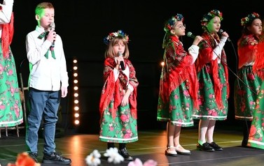 Grupa wokalna z M-GOK Osiek występująca podczas spektaklu "Cztery Pory Tradycji" ubrani w ludowych strojach. 