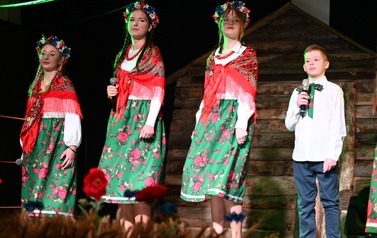 Grupa wokalna z M-GOK Osiek występująca podczas spektaklu "Cztery Pory Tradycji" ubrani w ludowych strojach. 