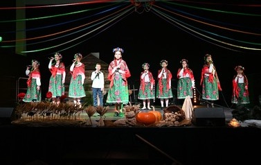 Grupa wokalna z M-GOK Osiek występująca podczas spektaklu "Cztery Pory Tradycji" ubrani w ludowych strojach. 