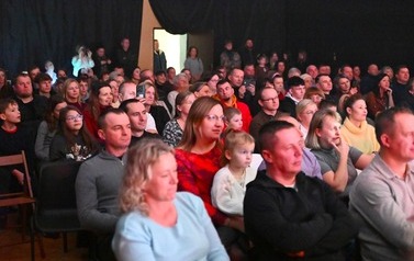 Widownia podczas spektaklu "Cztery Pory Tradycji" w M-GOK w Osieku.      