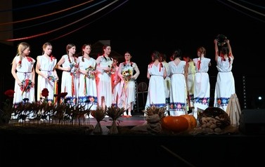 Grupa taneczna z M-GOK Osiek prezentująca taniec podczas spektaklu "Cztery Pory Tradycji", tancerki ubrane w długie białe suknie.