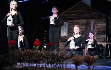 Grupa taneczna z M-GOK Osiek prezentująca taniec świąteczny podczas spektaklu "Cztery Pory Tradycji".