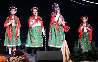 Grupa wokalna z M-GOK Osiek występująca podczas spektaklu "Cztery Pory Tradycji" ubrani w ludowych strojach. 