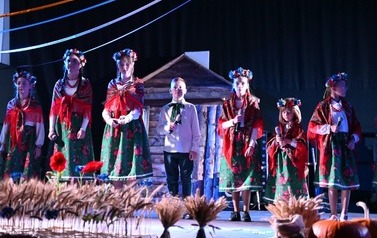 Grupa wokalna z M-GOK Osiek występująca podczas spektaklu "Cztery Pory Tradycji" ubrani w ludowych strojach. 