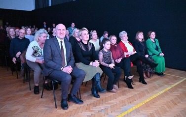 Widownia wśr&oacute;d niej miedzy innymi Wicemarszałek woj. świętokrzyskiego Grzegorz Socha wraz z Burmistrz Miasta i Gminy Osiek Magdaleną Marunowską. 