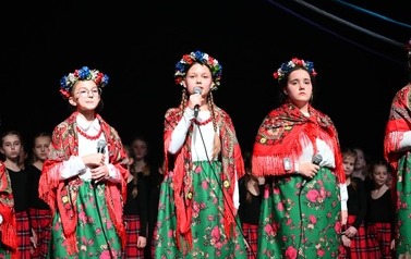 Grupa wokalna z M-GOK Osiek śpiewająca podczas spektaklu "Cztery Pory Tradycji". 