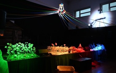 Scenografia wykonana na spektakl "Cztery pory tradycji" przedstawiająca wiosnę, lato, jesień oraz zimę. 