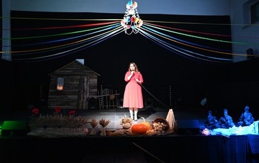 Na scenie dyrektor M-GOK w Osieku witająca gości przybyłych na spektakl "Cztery Pory Tradycji" 
