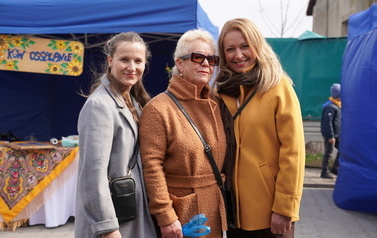 Od lewej Dorota Kalinowska, Alicja Obara, Justyna Januszewska podczas Jarmarku Wielkanocnego w Osieku. 