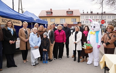 Przedstawiciele Szkoły Podstawowej w Pliskowoli odbierający nagrodę za 2 miejsca w konkursie na tradycyjną palmę wielkanocną. 