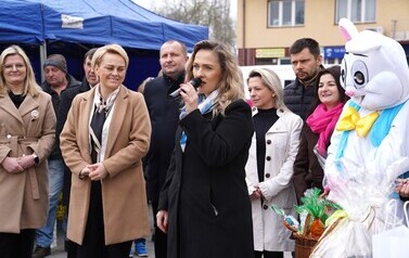 Dyrektor M-GOK ogłaszająca wyniki konkursu na najpiękniejszą palmę Wielkanocą. 
