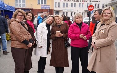 Mieszkanki gminy Osiek pozujące do wsp&oacute;lnego zdjęcia. Znajdujące się na pasażu na rynku w Osieku podczas Śniadania Wielkanocnego. 