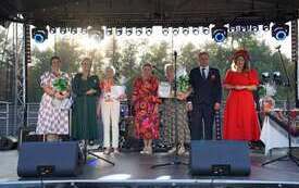 Nagrody odbierane w konkursie na najładniejszy ogr&oacute;d Gminy Osiek. 