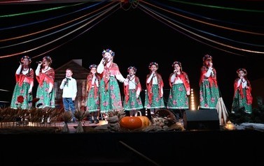 na zdjęciu grupa wokalna podopiecznych z MGOK w Osieku ubrana w tradycyjne stroje ludowe. 